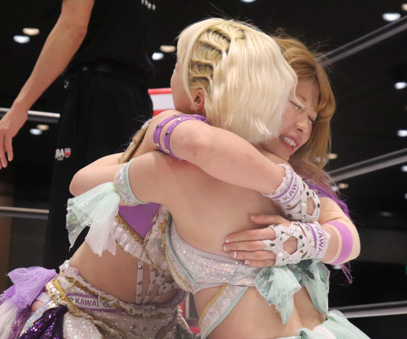 スターダム高田馬場大会　勝利後、抱き合う中野たむ（奥）となつぽい（撮影・渋谷征平）