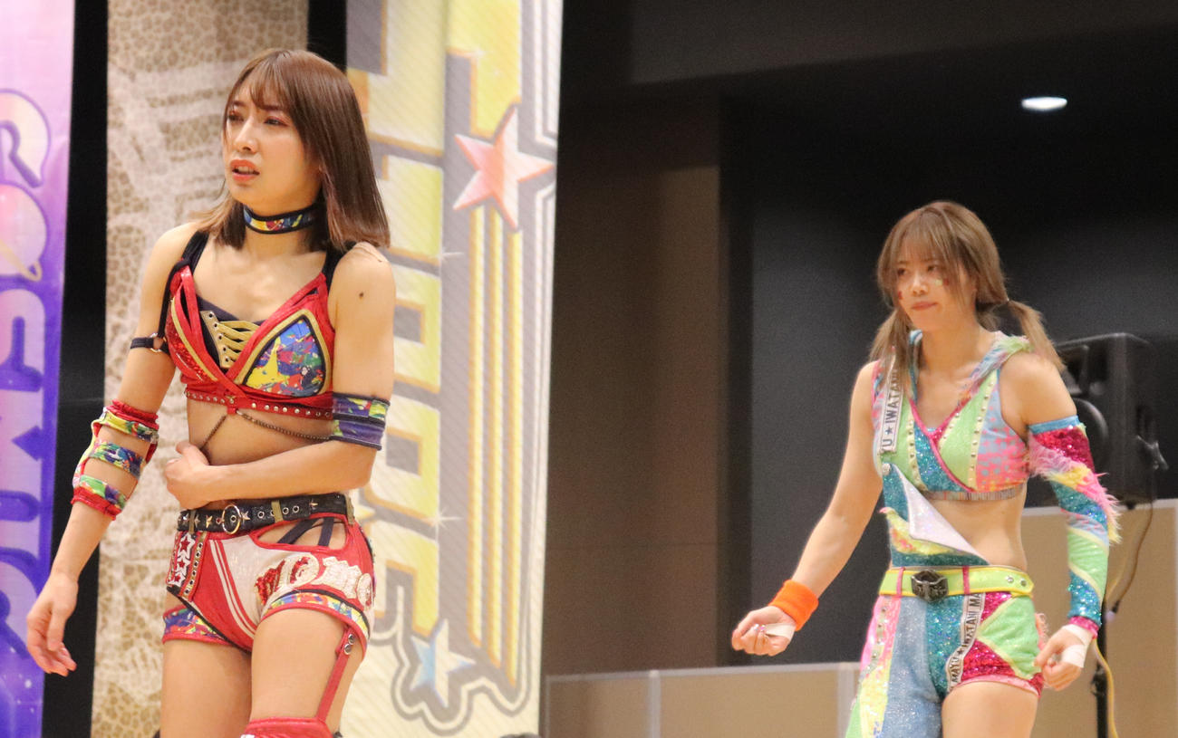 スターダム高田馬場大会　この日2試合目ということもあり、厳しい表情で入場する向後桃（手前）と岩谷麻優（撮影・渋谷征平）