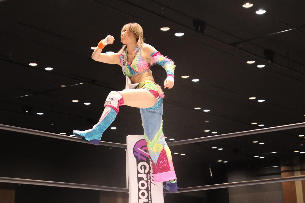 スターダム高田馬場大会　入場でマッスルポーズの岩谷麻優（撮影・渋谷征平）