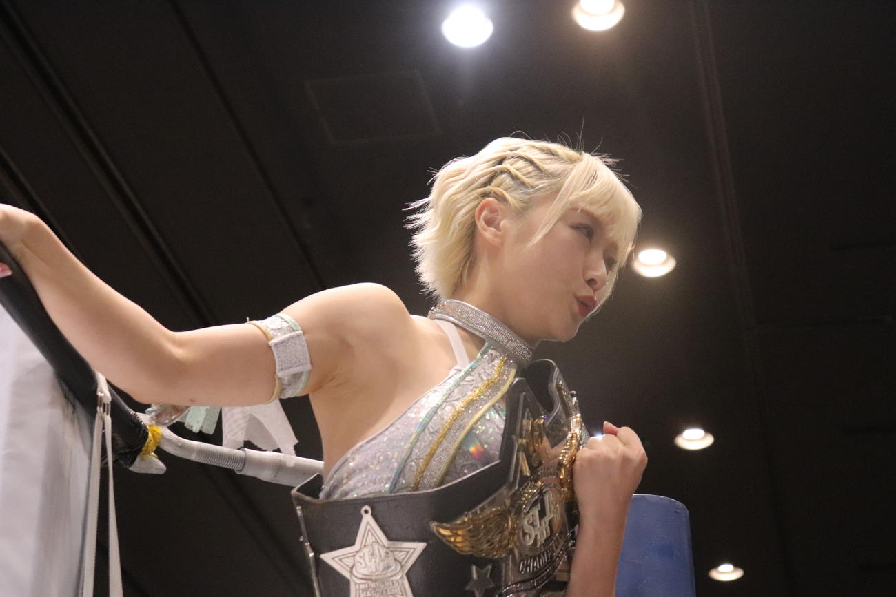 スターダム高田馬場大会　拳を握り、気合が入った表情のなつぽい（撮影・渋谷征平）