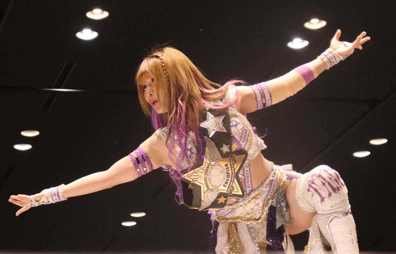 スターダム高田馬場大会　コーナーポストに登ってポーズを決める中野たむ（撮影・渋谷征平）