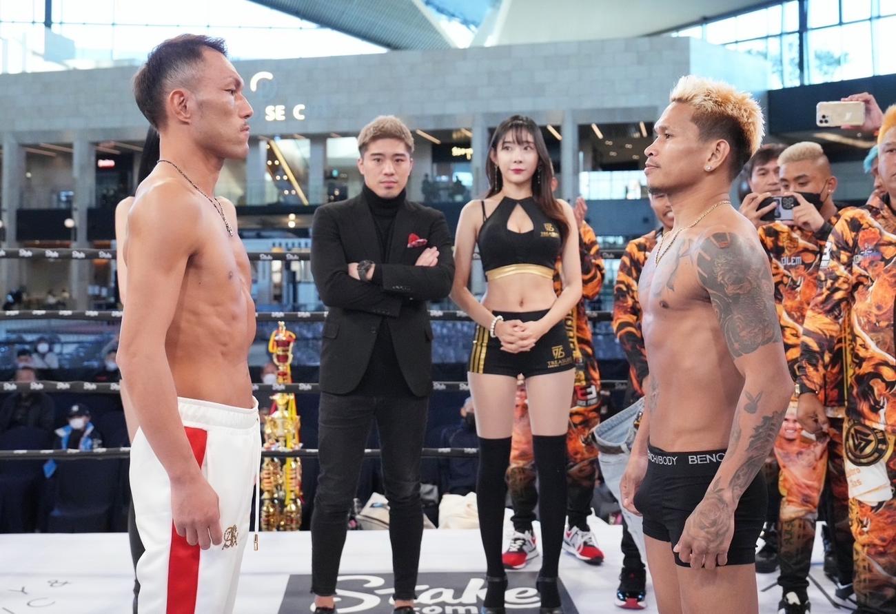 ２日、計量パス後、フェースオフする赤穂亮（左端）とジョンリール・カシメロ（右端）。左から2番目は興行を運営する元世界王者・伊藤雅雪氏（C）NAOKI FUKUDA　