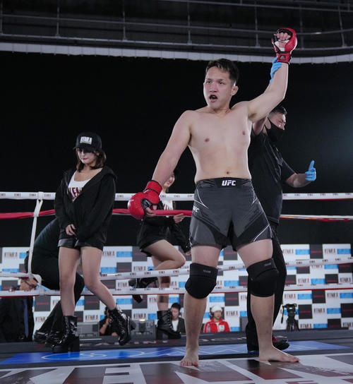 八須拳太郎対川島悠汰　勝利し勝ち名乗りを受ける川島悠汰（撮影・垰建太）