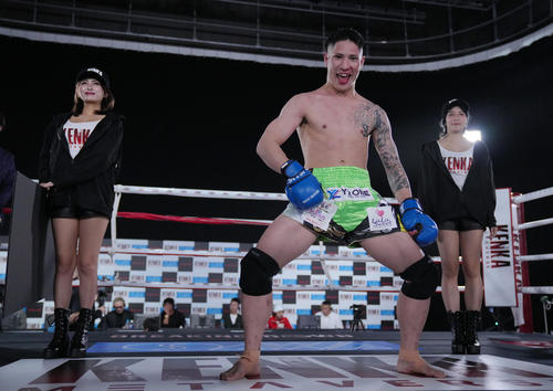 エイリアンニキ対おでんツンツン男　勝利しおどけるエイリアンニキ（撮影・垰建太）