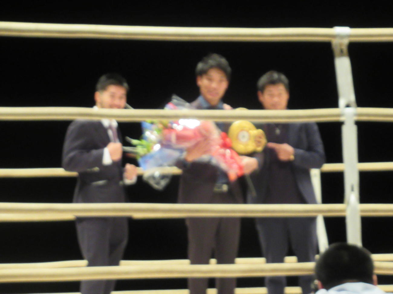 引退式に臨んだ元世界王者の久保（中央）。右は元世界3階級制覇王者の長谷川、左は元世界王者の山中（撮影・実藤健一）