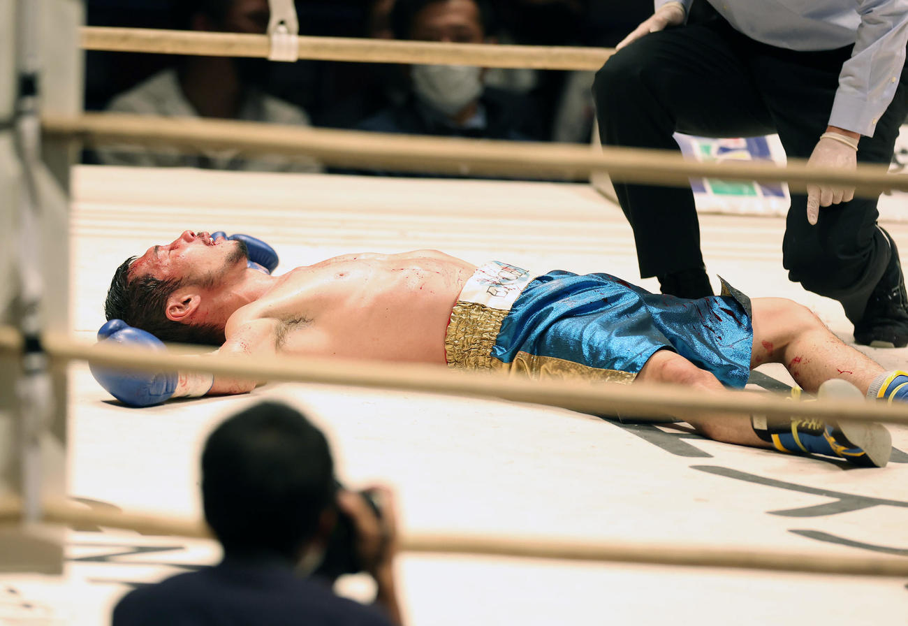 堀川謙一対ジョイ・カノイ　7回、カノイのパンチを浴びダウンする堀川（撮影・前田充）