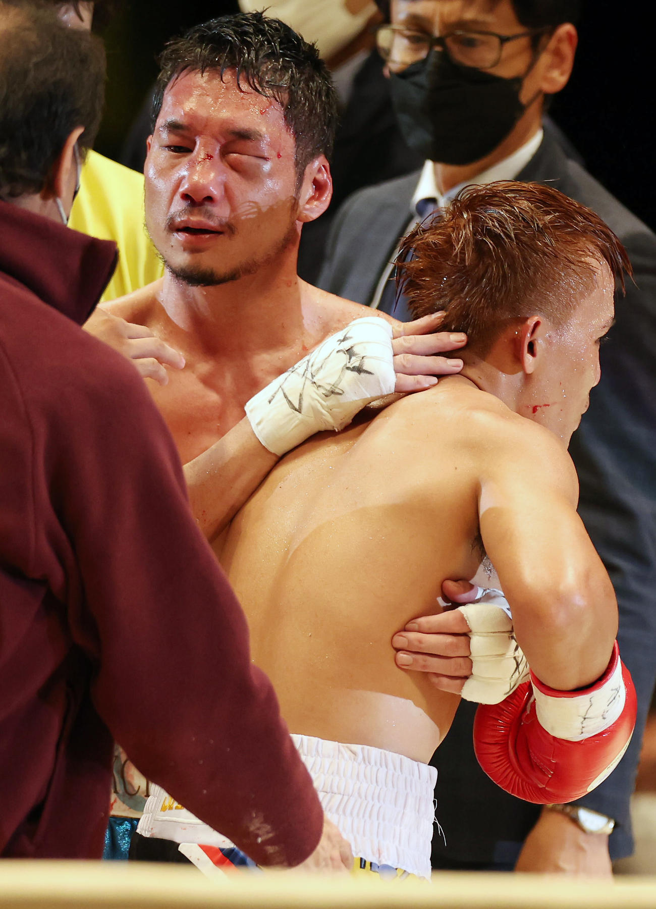 堀川謙一対ジョイ・カノイ　7回、カノイ（右）にTKO負けを喫した堀川（撮影・前田充）