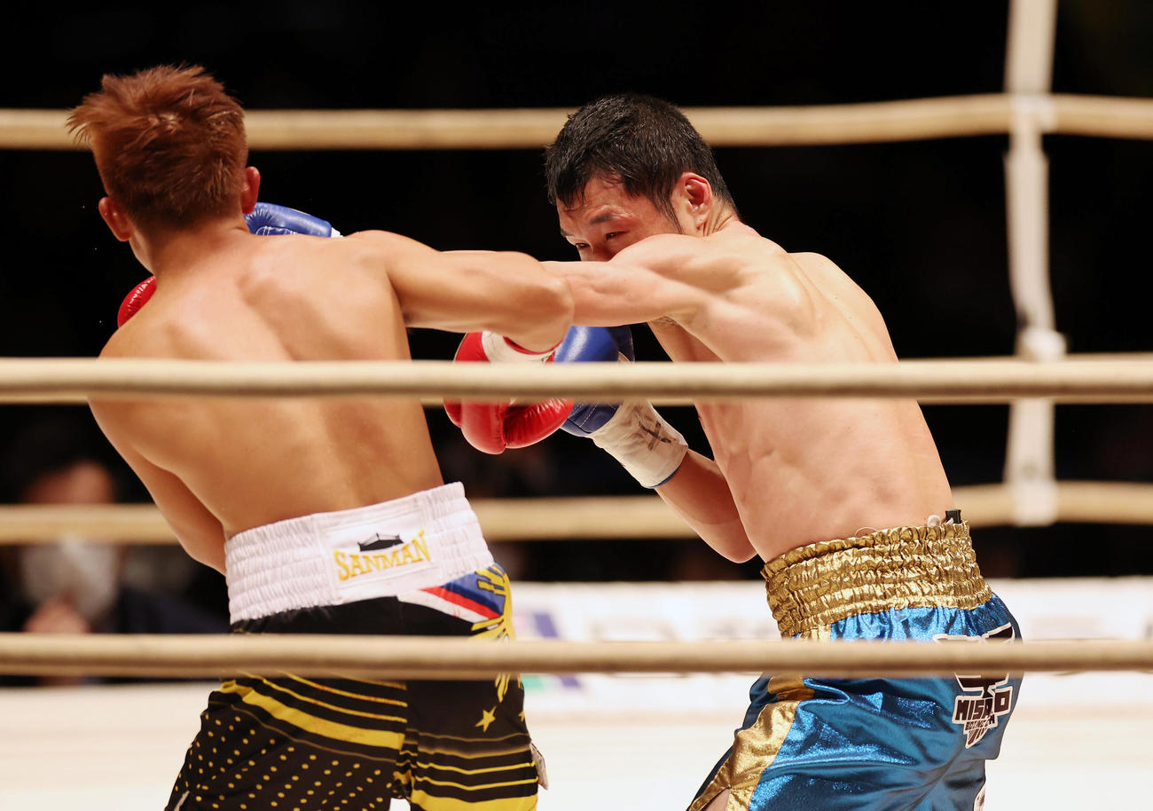堀川謙一対ジョイ・カノイ　3回、カノイ（左）を攻める堀川（撮影・前田充）