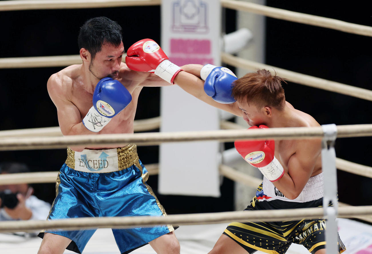 堀川謙一対ジョイ・カノイ　3回、激しく打ち合う堀川（左）とカノイ（撮影・前田充）