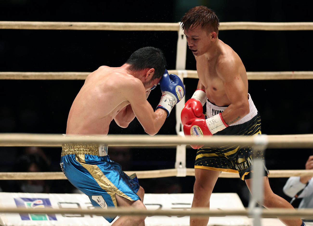 堀川謙一対ジョイ・カノイ　7回、カノイ（右）のパンチを浴びダウンする堀川（撮影・前田充）