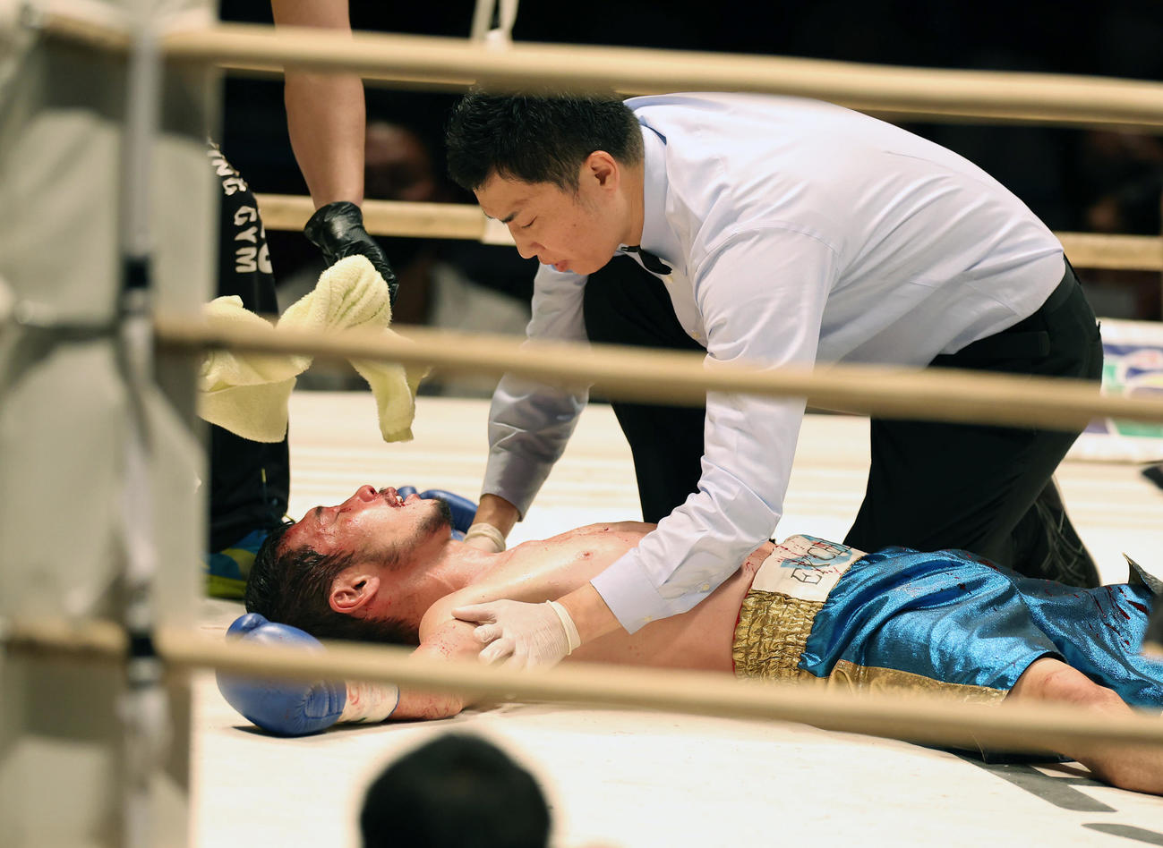 堀川謙一対ジョイ・カノイ　7回、カノイ（右）のパンチを浴びダウンする堀川（撮影・前田充）
