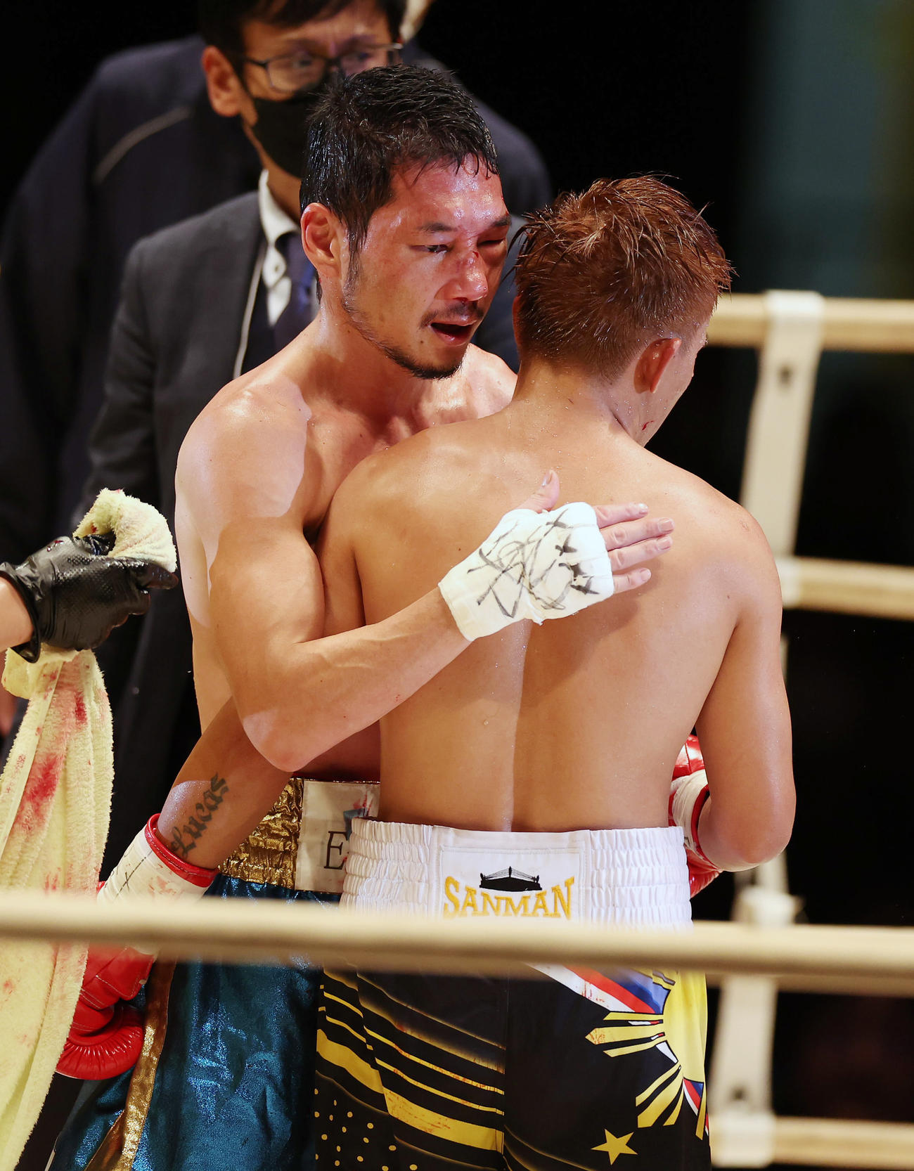 堀川謙一対ジョイ・カノイ　7回、カノイ（右）にTKO負けを喫した堀川（撮影・前田充）