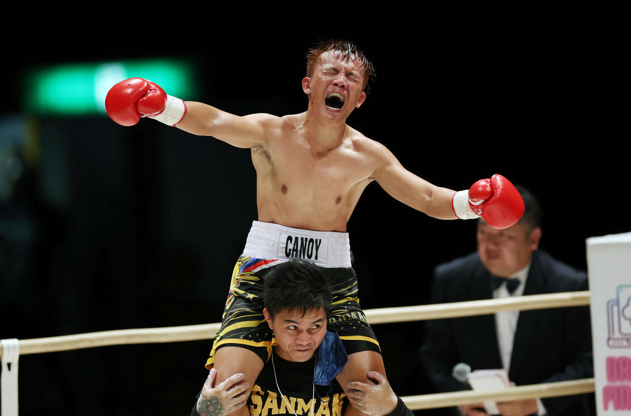 堀川謙一対ジョイ・カノイ　7回、堀川にTKO勝利し喜ぶカノイ（撮影・前田充）