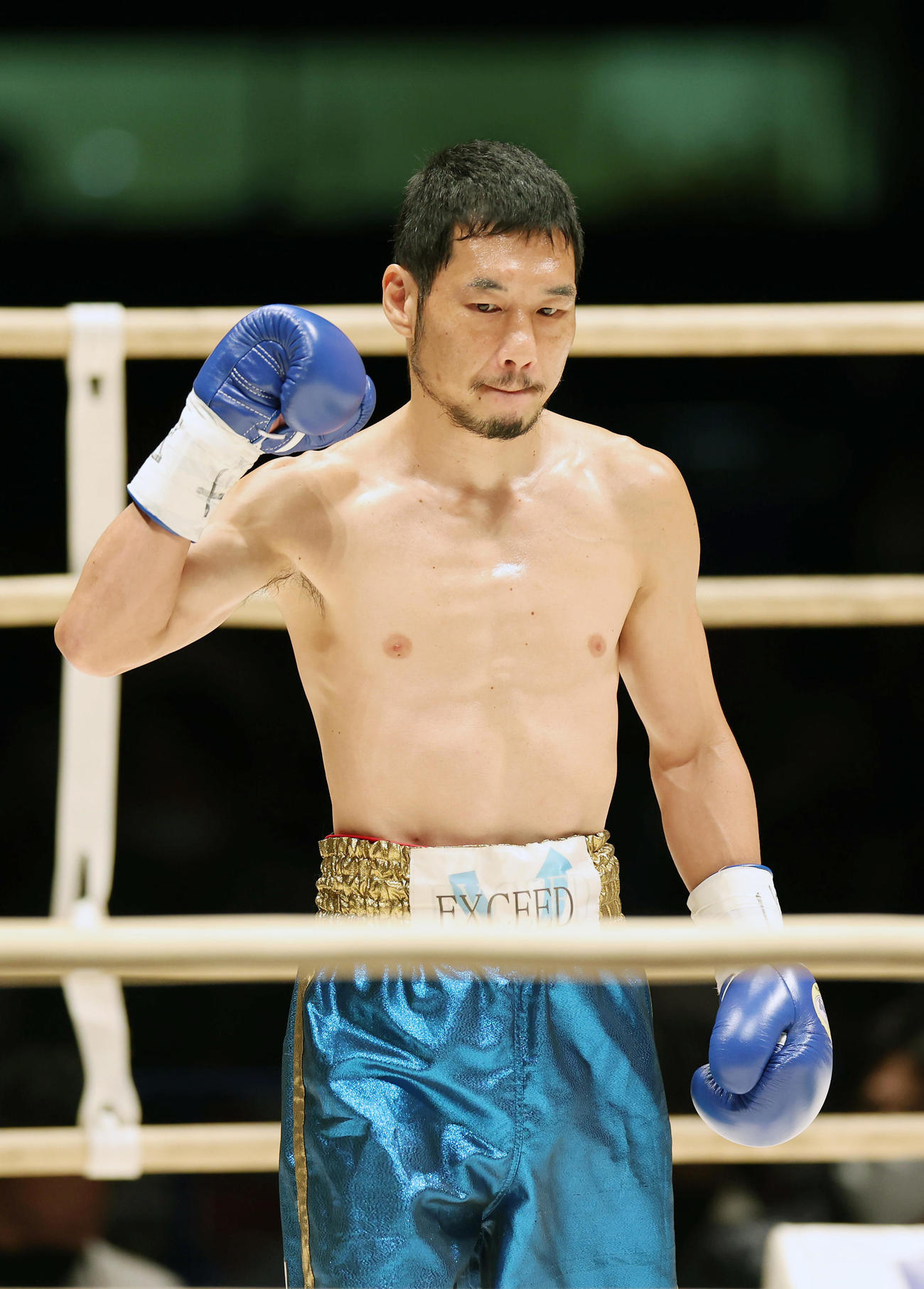堀川謙一対ジョイ・カノイ　リングに上がる堀川（撮影・前田充）