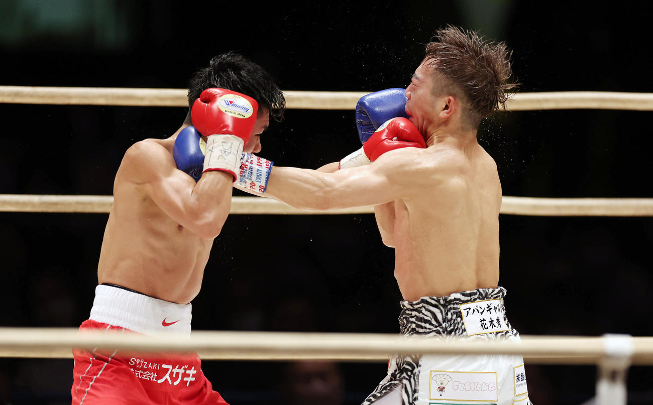 冨田大樹対芝力人　7回、激しく打ち合う冨田（左）と芝（撮影・前田充）
