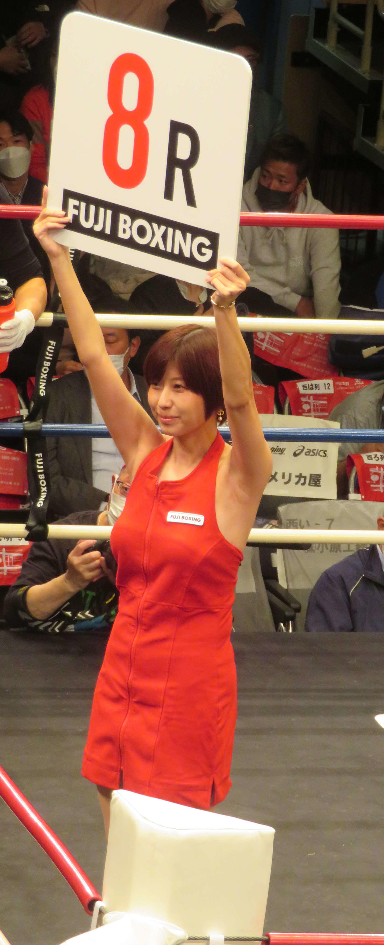 ラウンドボードを持って歩く天野麻菜