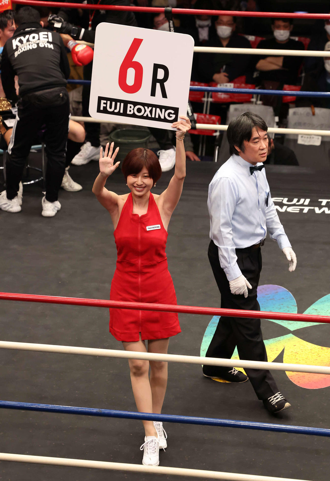 竹原毅対二瓶竜弥戦でラウンドガールを務めた天野麻菜　（撮影・丹羽敏通）