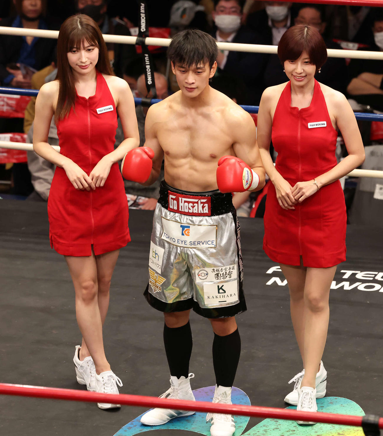 保坂剛対ナッタコーン・サンセービー　1回、KO勝利の保坂剛。左は雪平莉左、右は天野麻菜（撮影・丹羽敏通）