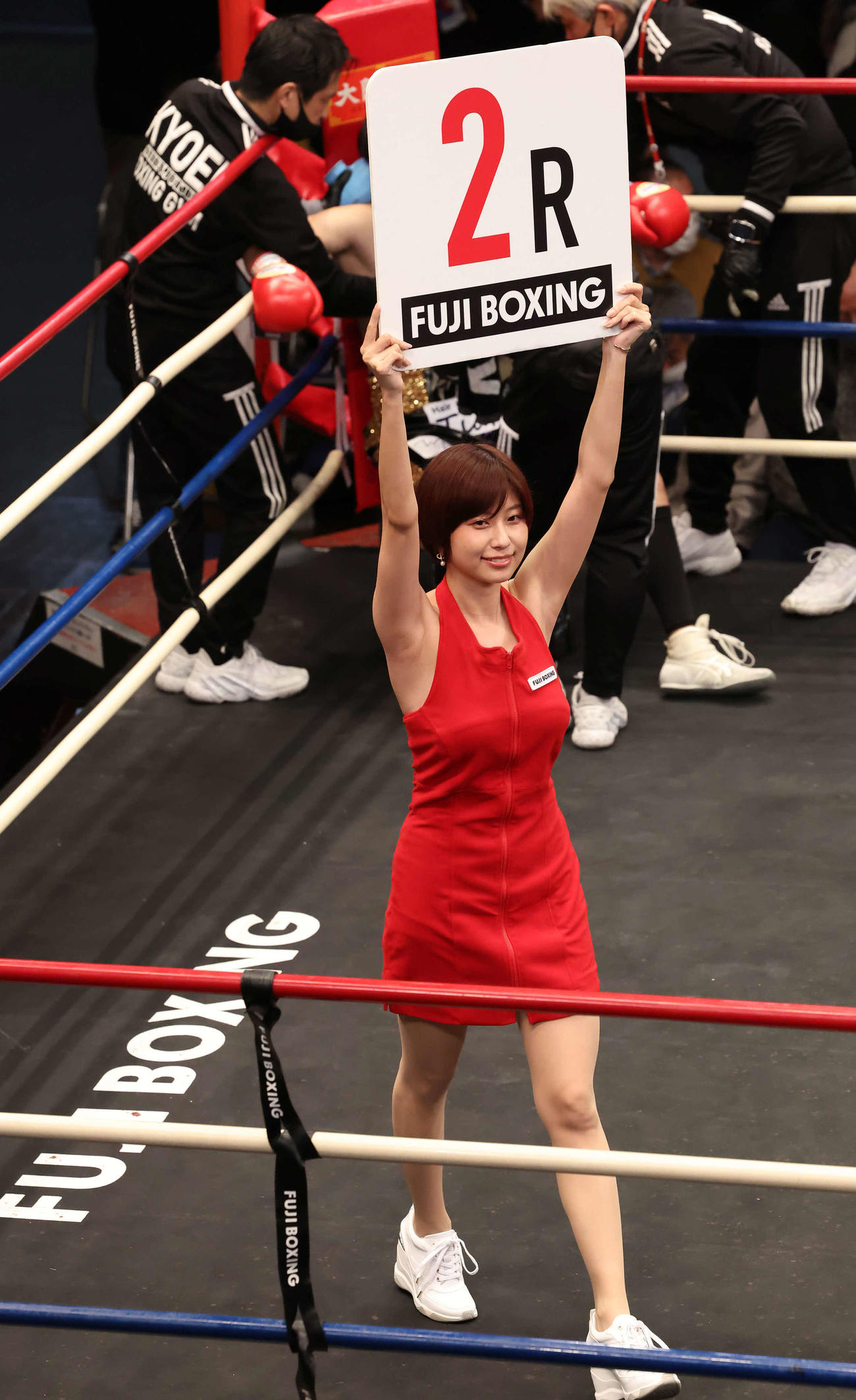 竹原毅対二瓶竜弥戦でラウンドガールを務めた天野麻菜　（撮影・丹羽敏通）