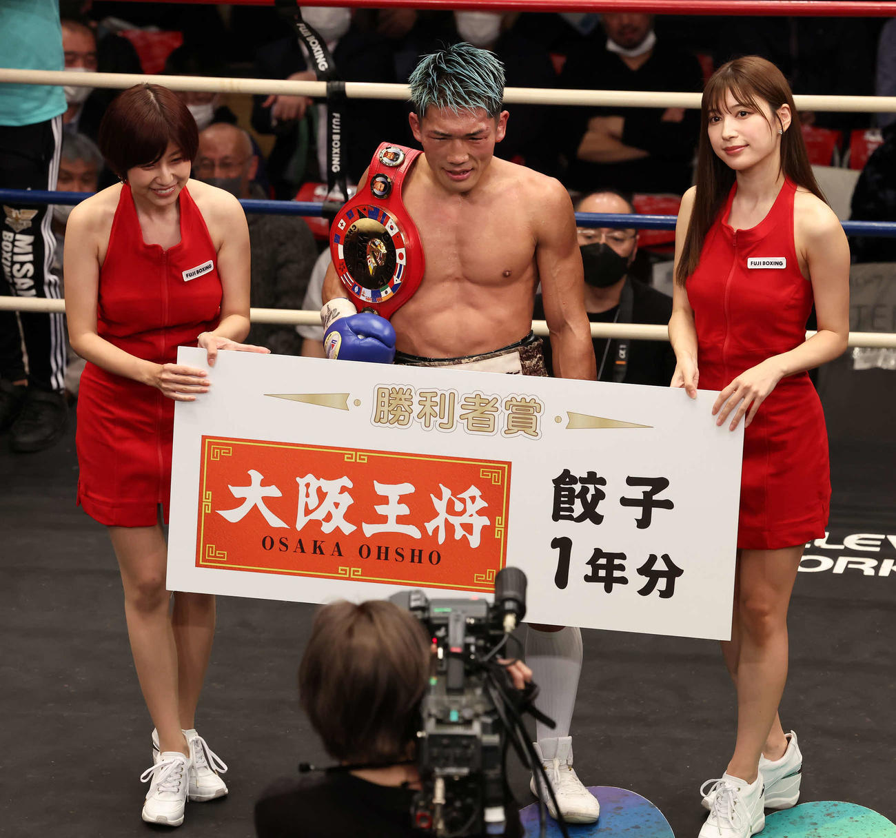 近藤明広対永田大士　判定勝ちで新チャンピオンとなった永田（中央）。左は天野麻菜、右は雪平莉左（撮影・丹羽敏通）