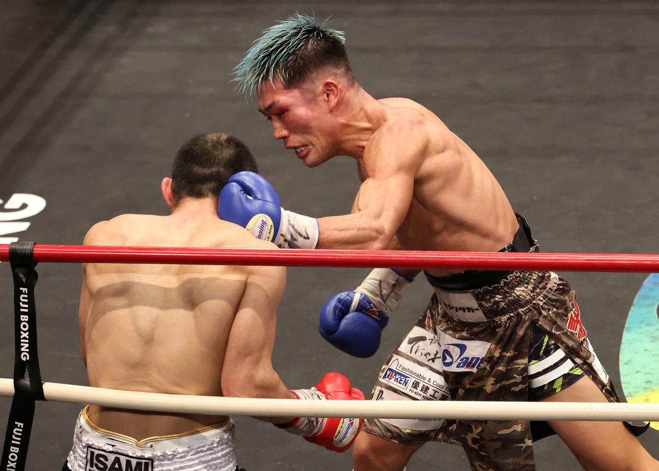 近藤明広対永田大士　11回、近藤（手前）にパンチをたたき込む永田（撮影・丹羽敏通）
