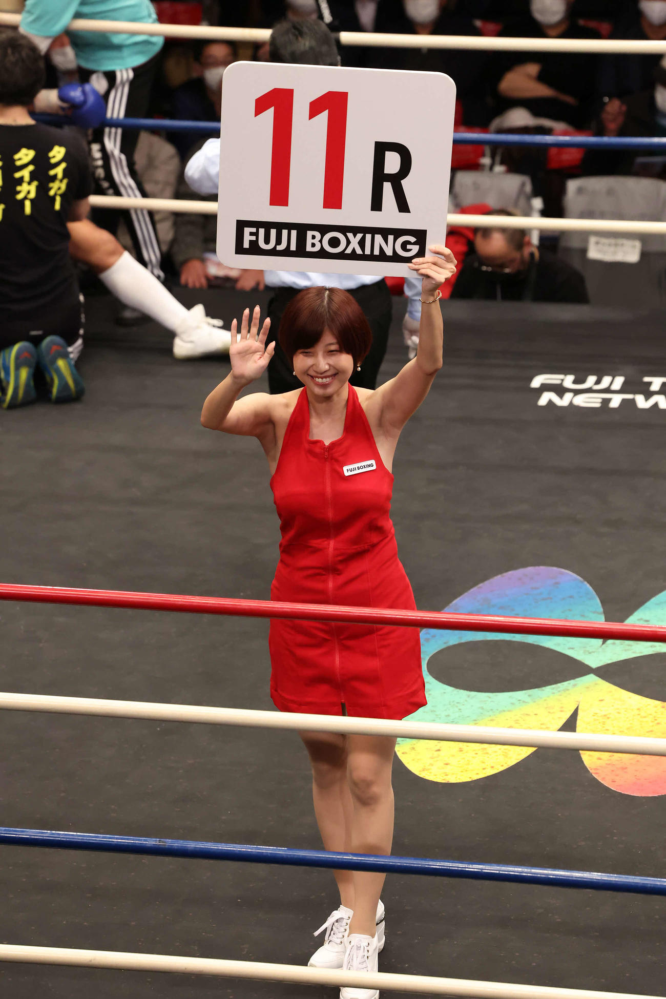 近藤明広対永田大士戦でラウンドガールを務めた天野麻菜（撮影・丹羽敏通）