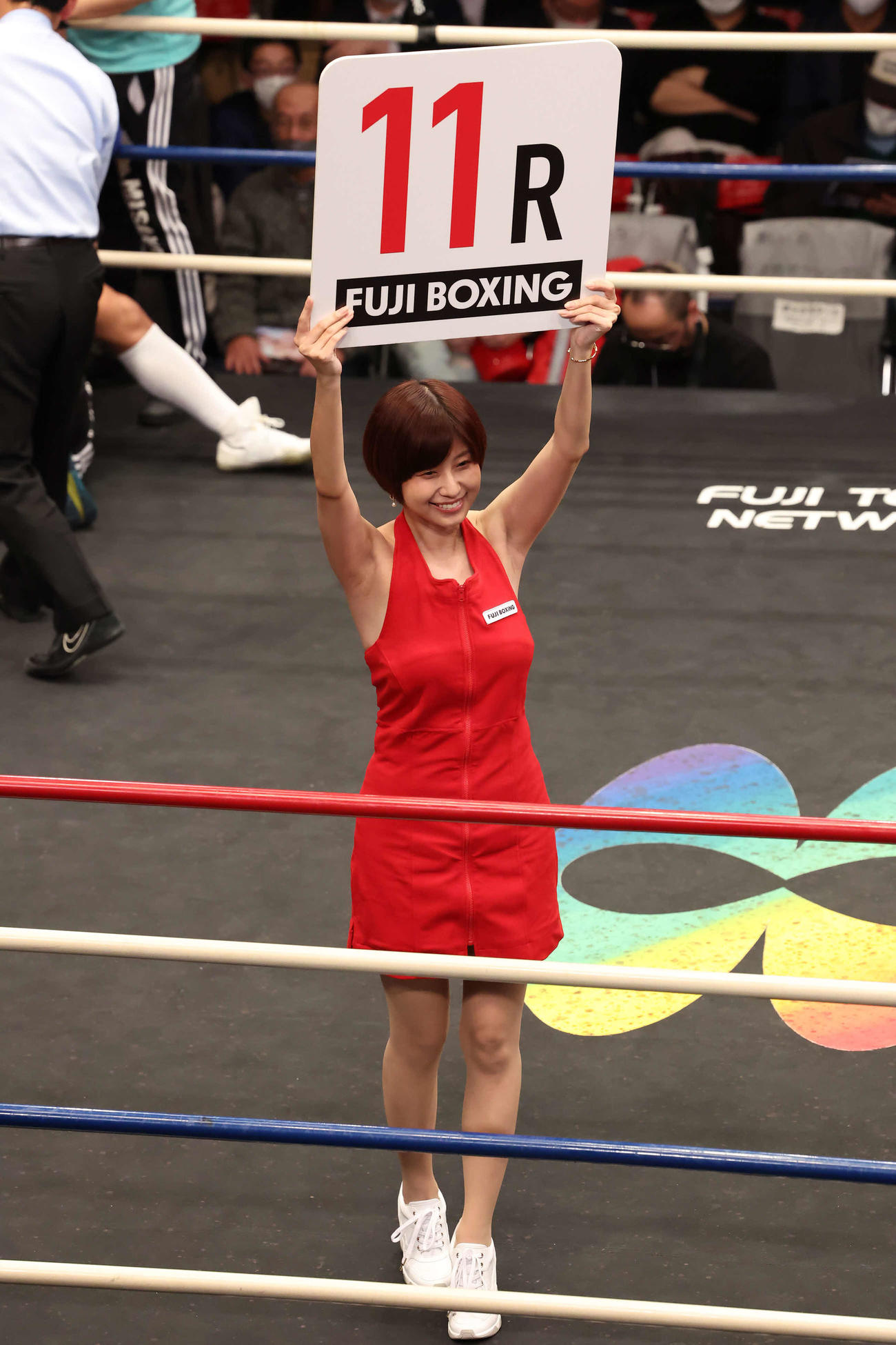 近藤明広対永田大士戦でラウンドガールを務めた天野麻菜（撮影・丹羽敏通）