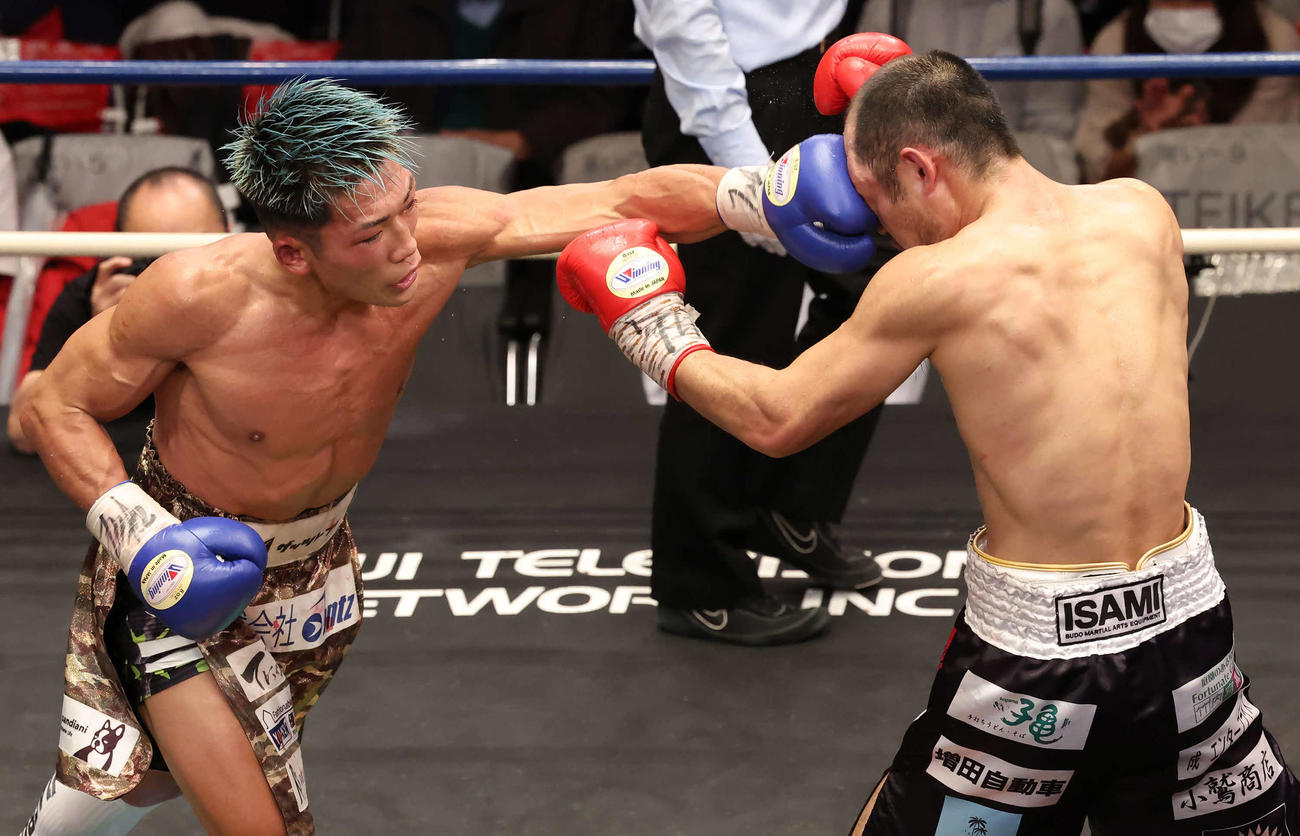 近藤明広対永田大士　12回、挑戦者永田（左）のパンチが近藤の顔面にヒット（撮影・丹羽敏通）