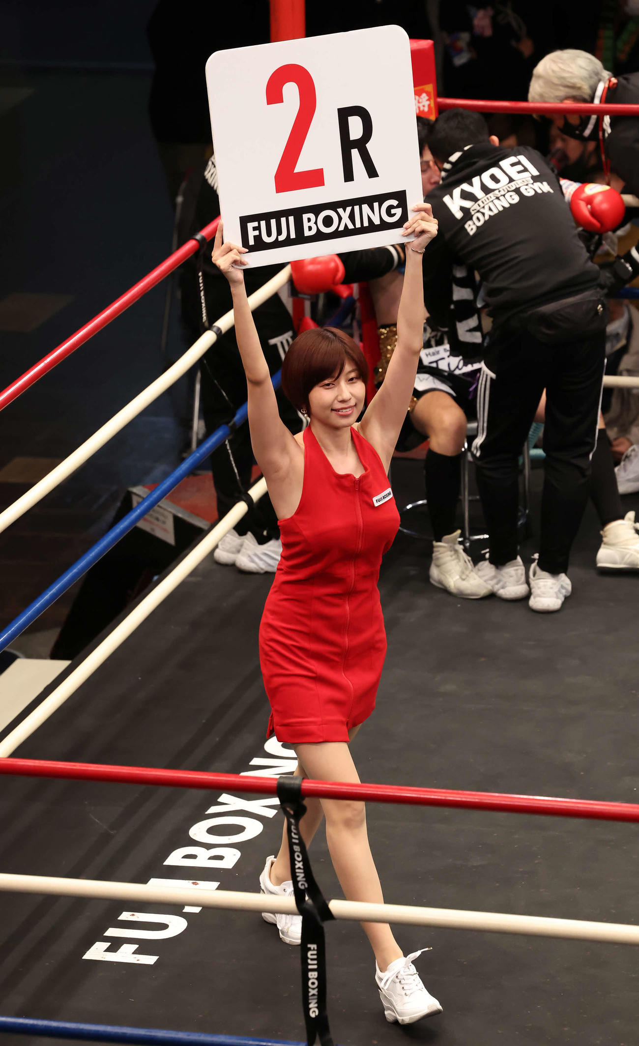 竹原毅対二瓶竜弥戦でラウンドガールを務めた天野麻菜　（撮影・丹羽敏通）