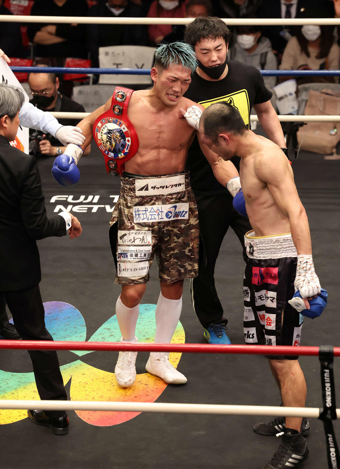 近藤明広対永田大士　前王者の近藤明広（手前）の祝福を受ける永田大士（撮影・丹羽敏通）