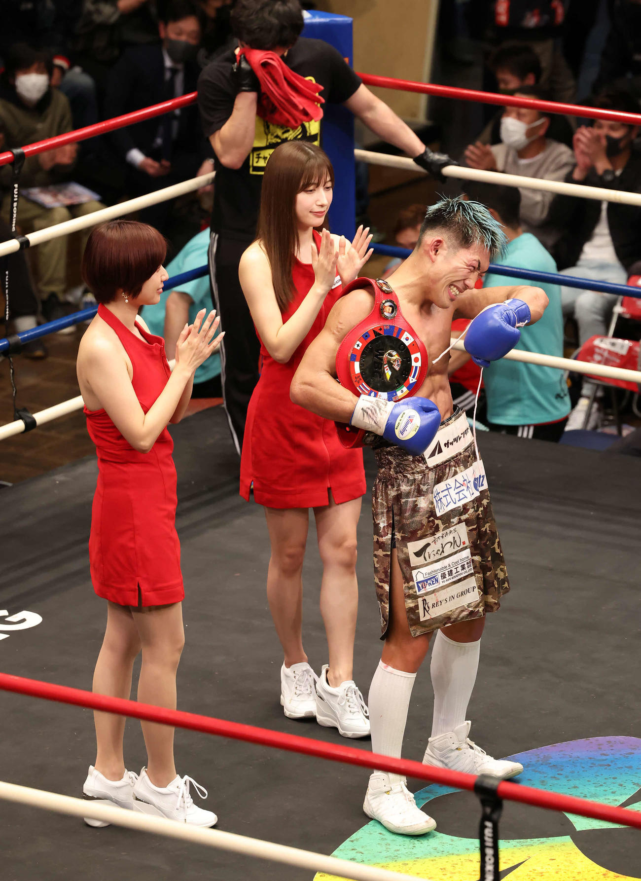 近藤明広対永田大士　優勝インタビューで感極まる永田大士（撮影・丹羽敏通）