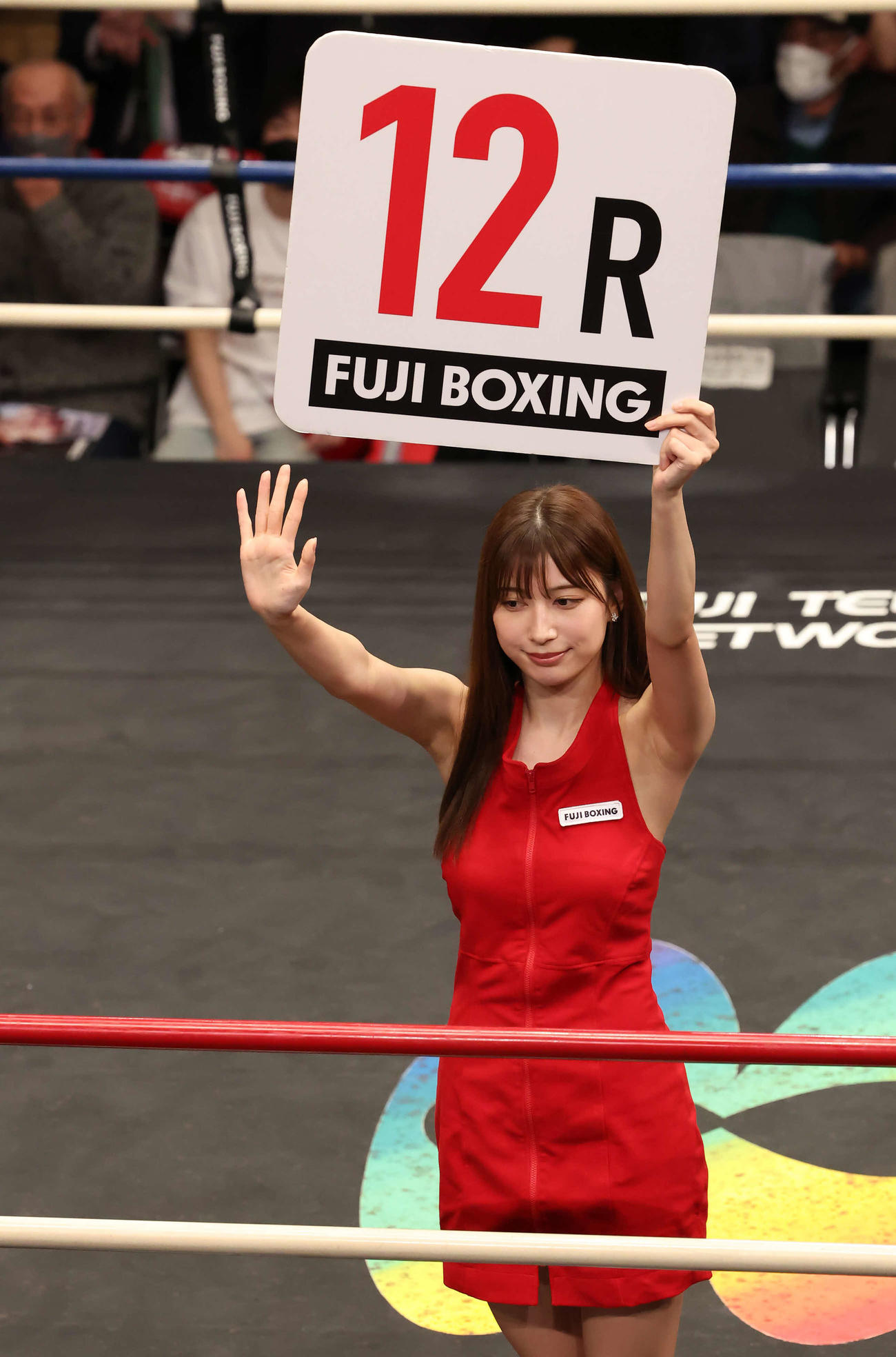 近藤明広対永田大士戦でラウンドガールを務めた雪平莉左（撮影・丹羽敏通）