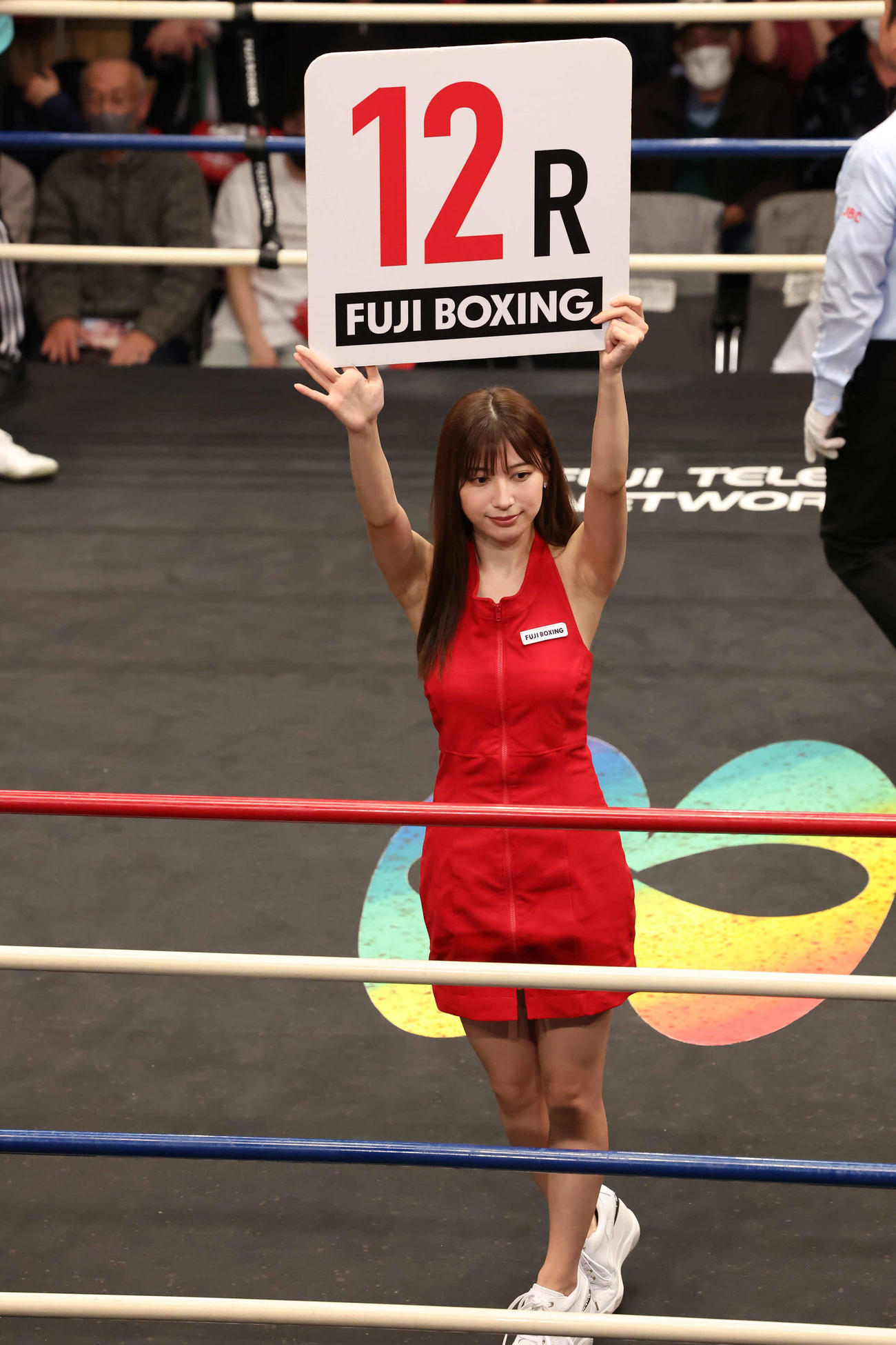 近藤明広対永田大士戦でラウンドガールを務めた雪平莉左（撮影・丹羽敏通）