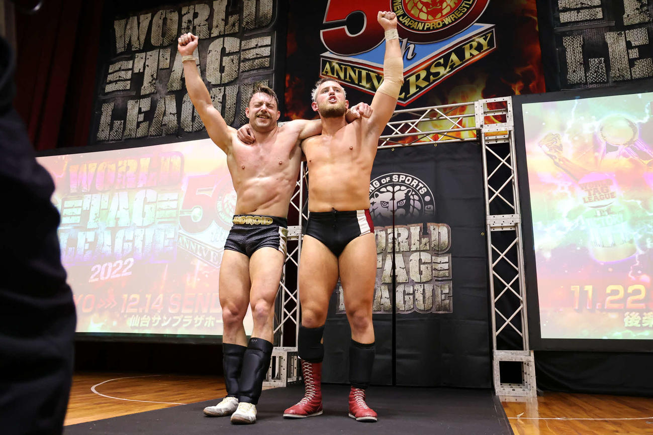 ポーズを取るコグリン（左）とキッド（提供・新日本プロレス）