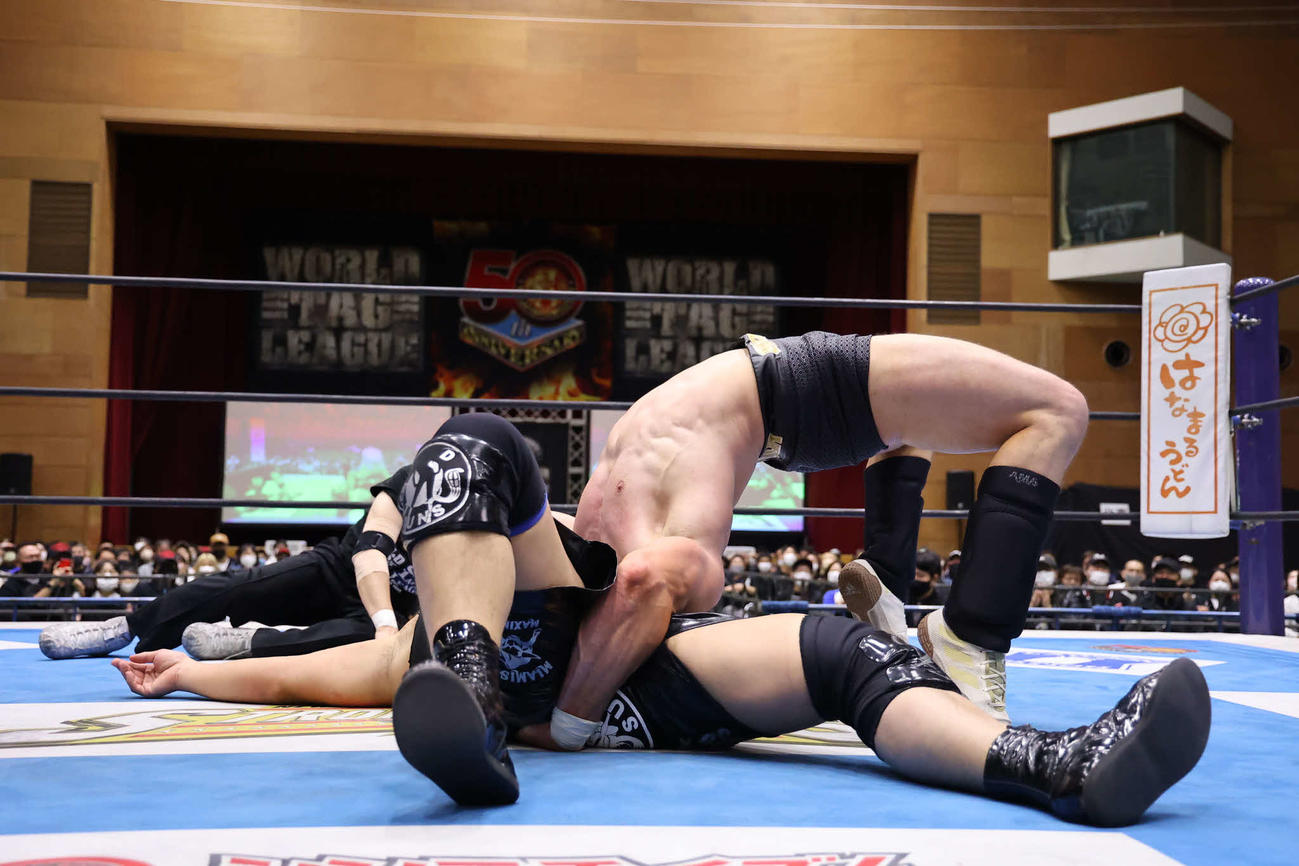 高橋裕をフォールするコグリン（提供・新日本プロレス）