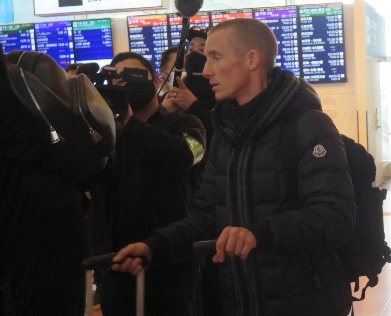 報道陣の前を通り過ぎるWBO世界バンタム級王者ポール・バトラー