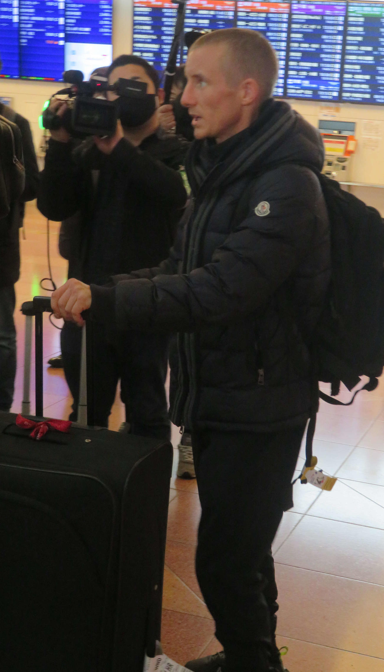 羽田着の航空便で来日したWBO世界バンタム級王者ポール・バトラー