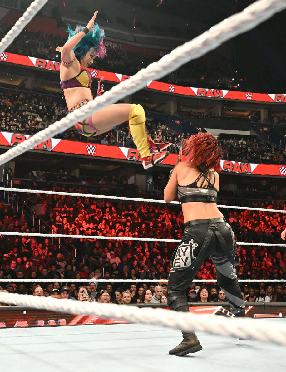 ベイリー（右）にミサイルキックを放ったアスカ（C）2022 WWE, Inc. All Rights Reserved.