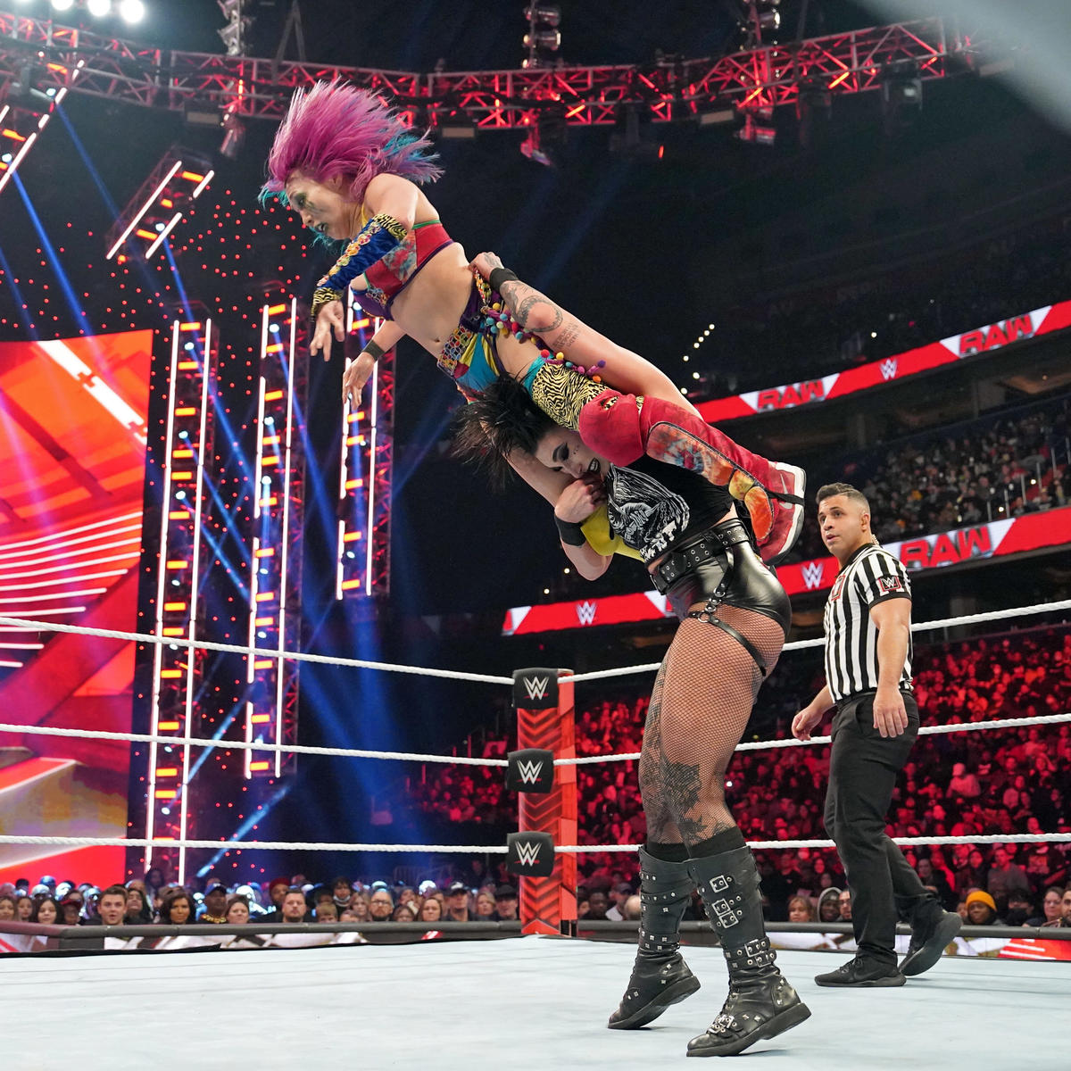 リア・リプリー（右）のパワー技に苦しむアスカ（C）2022 WWE, Inc. All Rights Reserved.