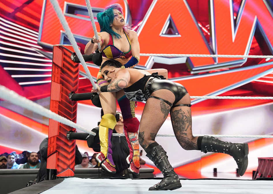 リア・リプリ－（右）に串刺しショルダータックルを浴びたアスカ（C）2022 WWE, Inc. All Rights Reserved.