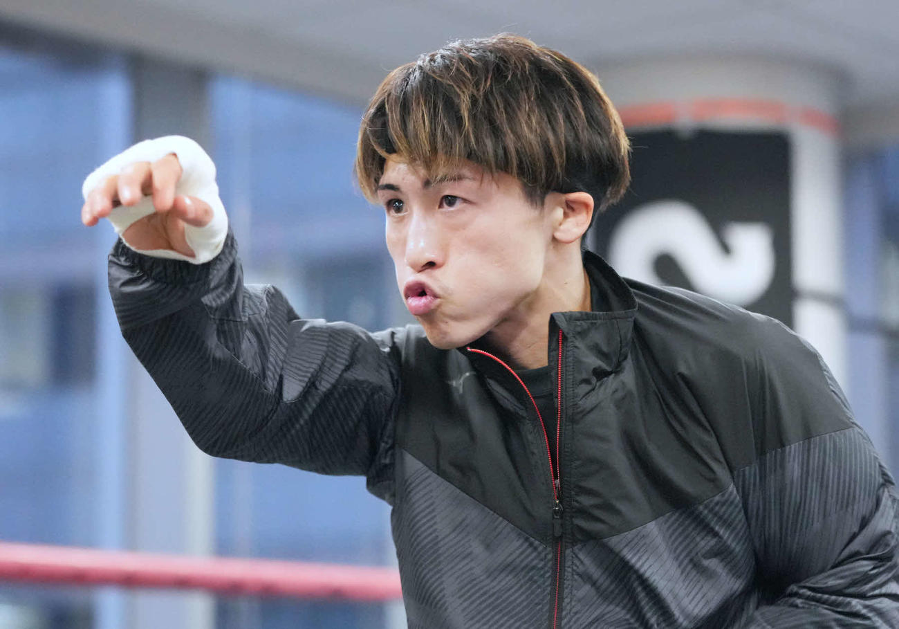 フォームを確認しながらシャドーボクシングするWBAスーパー、WBC、IBF世界バンタム級王者井上尚（大橋ジム提供）