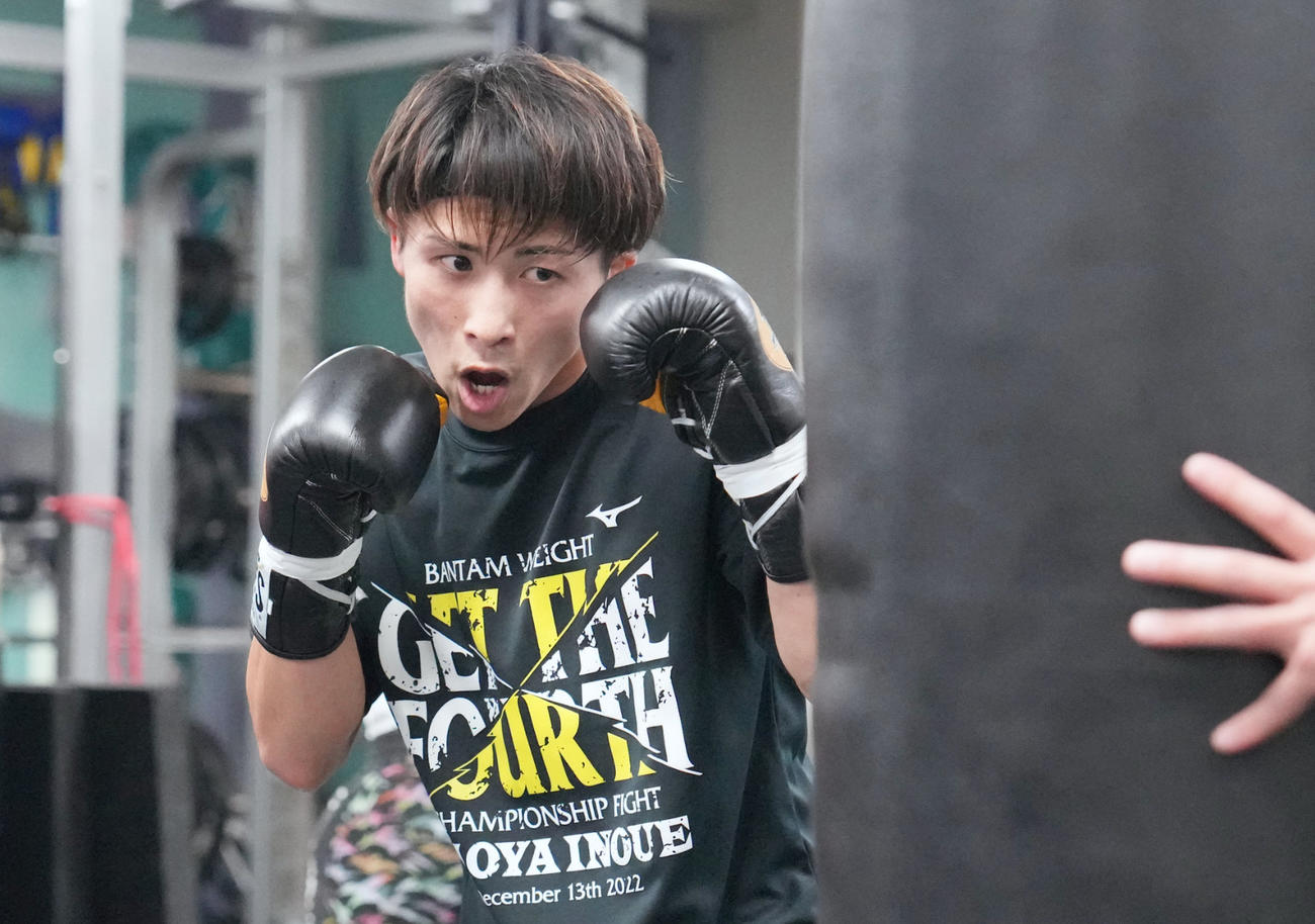 サンドバッグ打ちで気合の入った表情を浮かべた井上尚（大橋ジム提供）