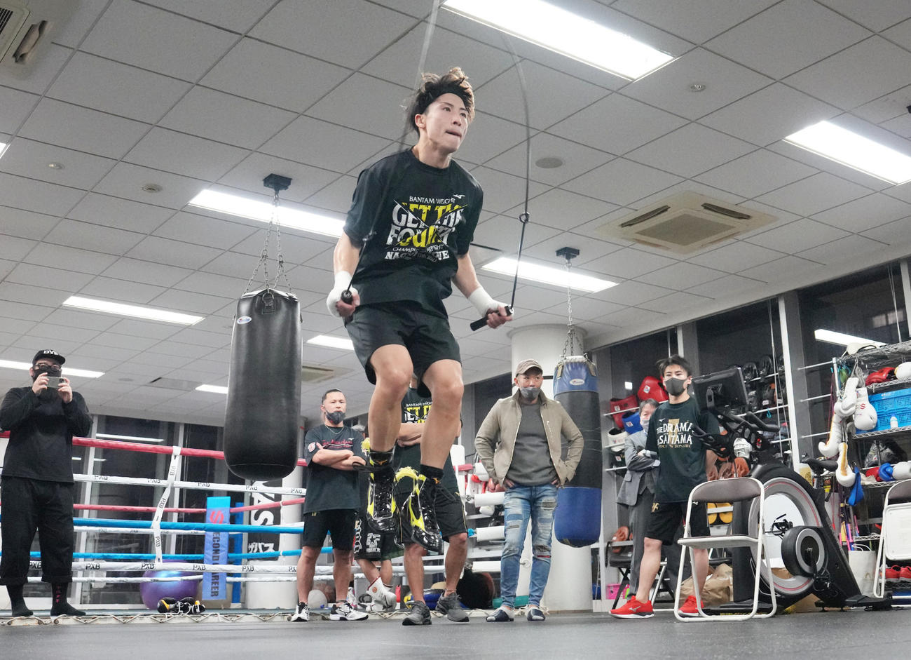 ロープを跳び、汗を流すWBAスーパー、WBC、IBF世界バンタム級王者井上尚（大橋ジム提供）