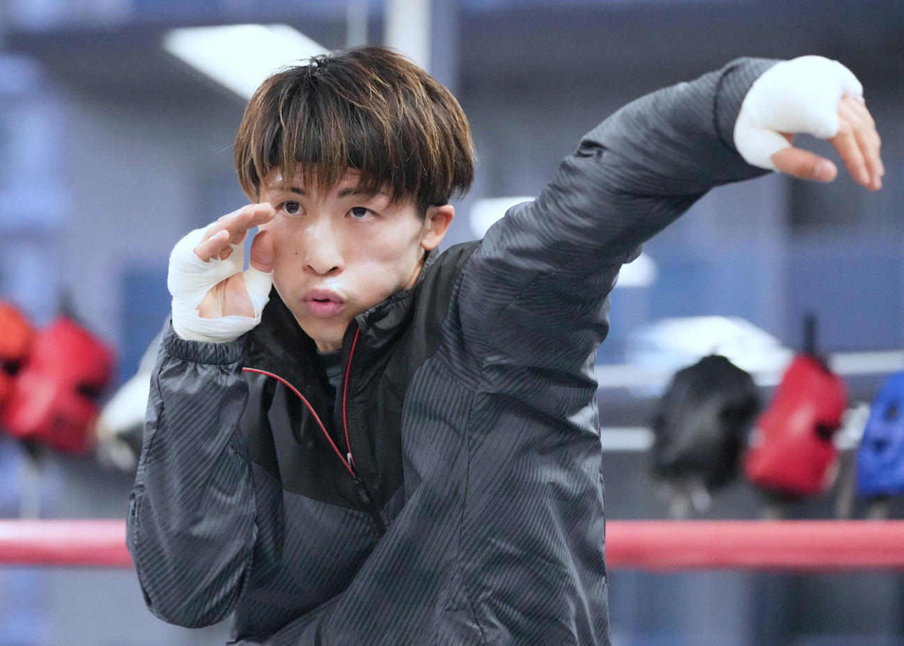 シャドーボクシングで汗を流すWBAスーパー、WBC、IBF世界バンタム級王者井上尚（大橋ジム提供）