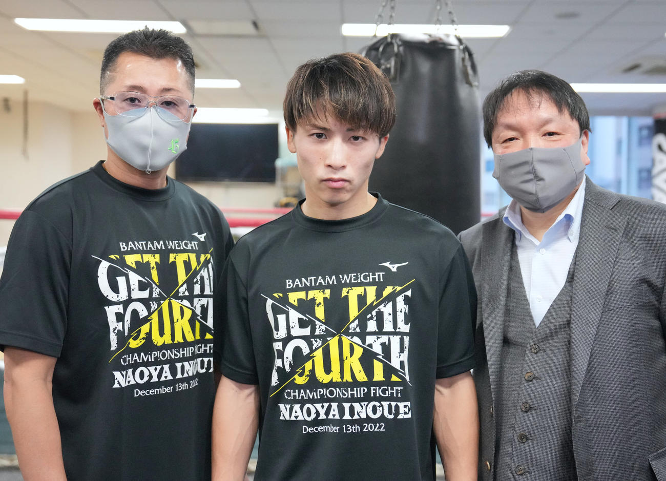 公開練習で報道陣に対応した井上尚（中央）。右は大橋会長、左端は父真吾トレーナー（大橋ジム提供）