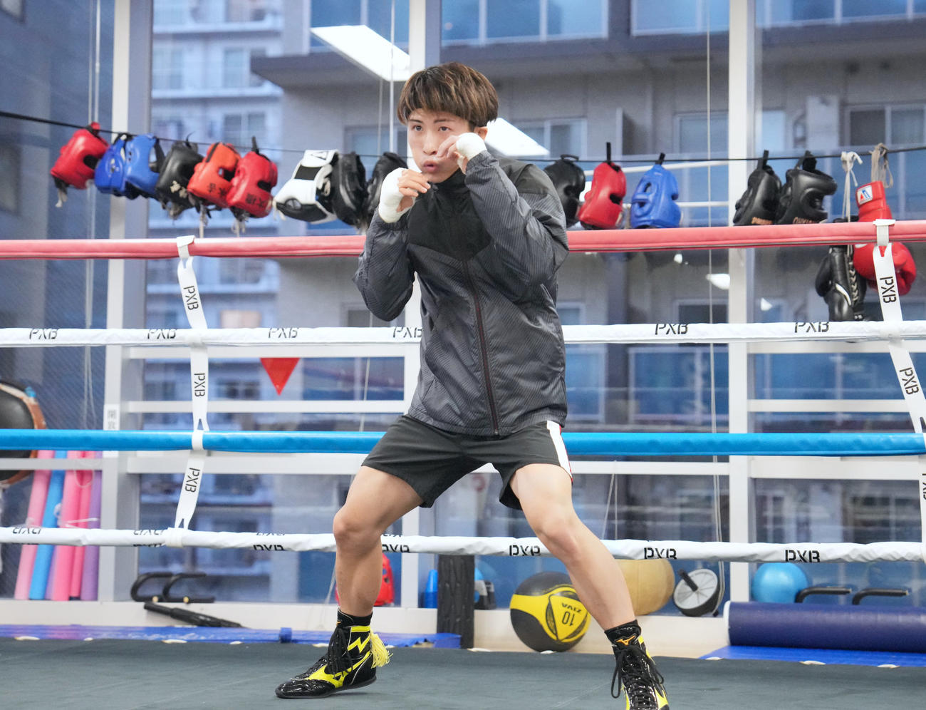 鏡でフォームを確認しながらシャドーボクシングを繰り返す井上尚弥（大橋ジム提供）