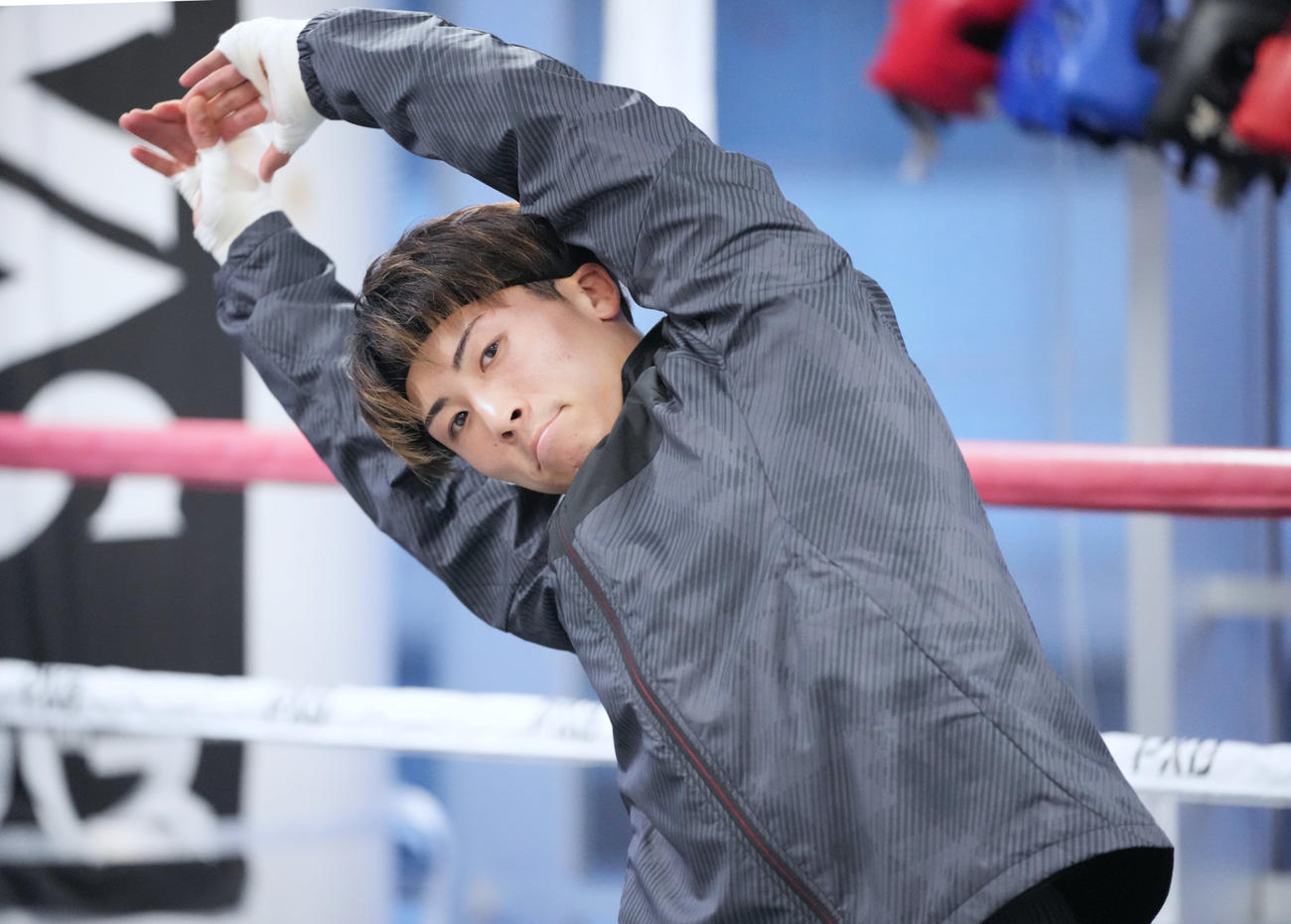 両腕を伸ばしながらジムワークに取り組む井上尚弥（大橋ジム提供）