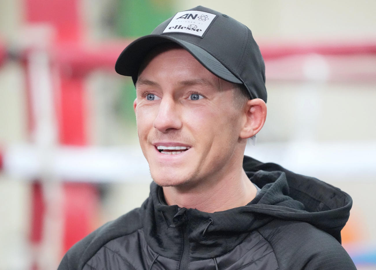 公開練習前、取材に応じたWBO世界バンタム級王者ポール・バトラー（大橋ジム提供）