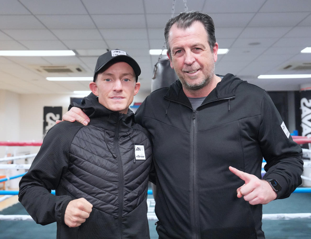 マネジャー兼トレーナーのジョー・ギャラガー氏（右）とWBO世界バンタム級王者ポール・バトラー（大橋ジム提供）