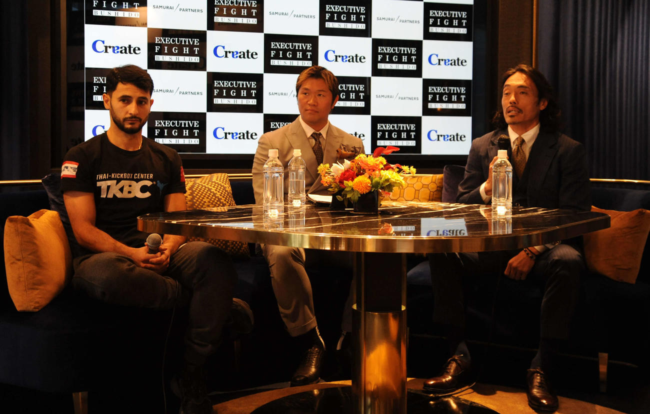 「EXECUTIVE FIGHT　武士道」の前日会見に出席した、左からパトリック・カバシ、主宰の小比類巻貴之、安彦考真